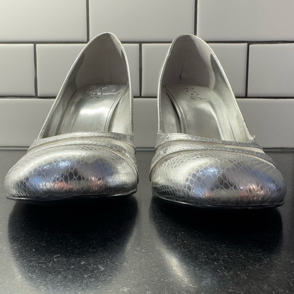 BCBG Paris PL-Danny Heel in Metallic Silver Shoe Size 9 NEW - Picture 3 of 12